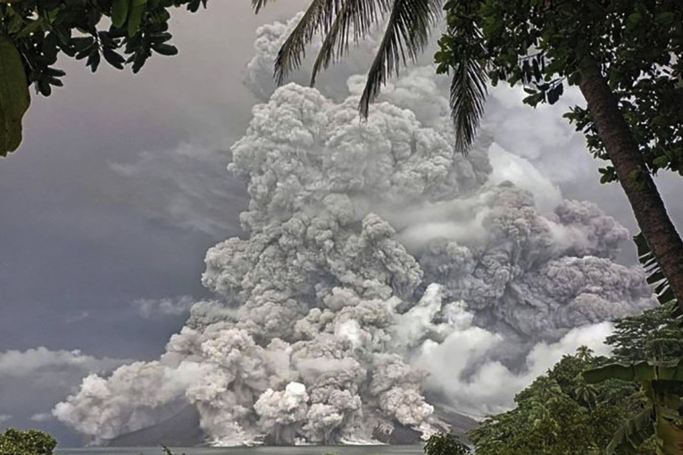 Eruptirao vulkan Ibu: Stanovništvo upozoreno na opasnosti od bujica i toka lave
