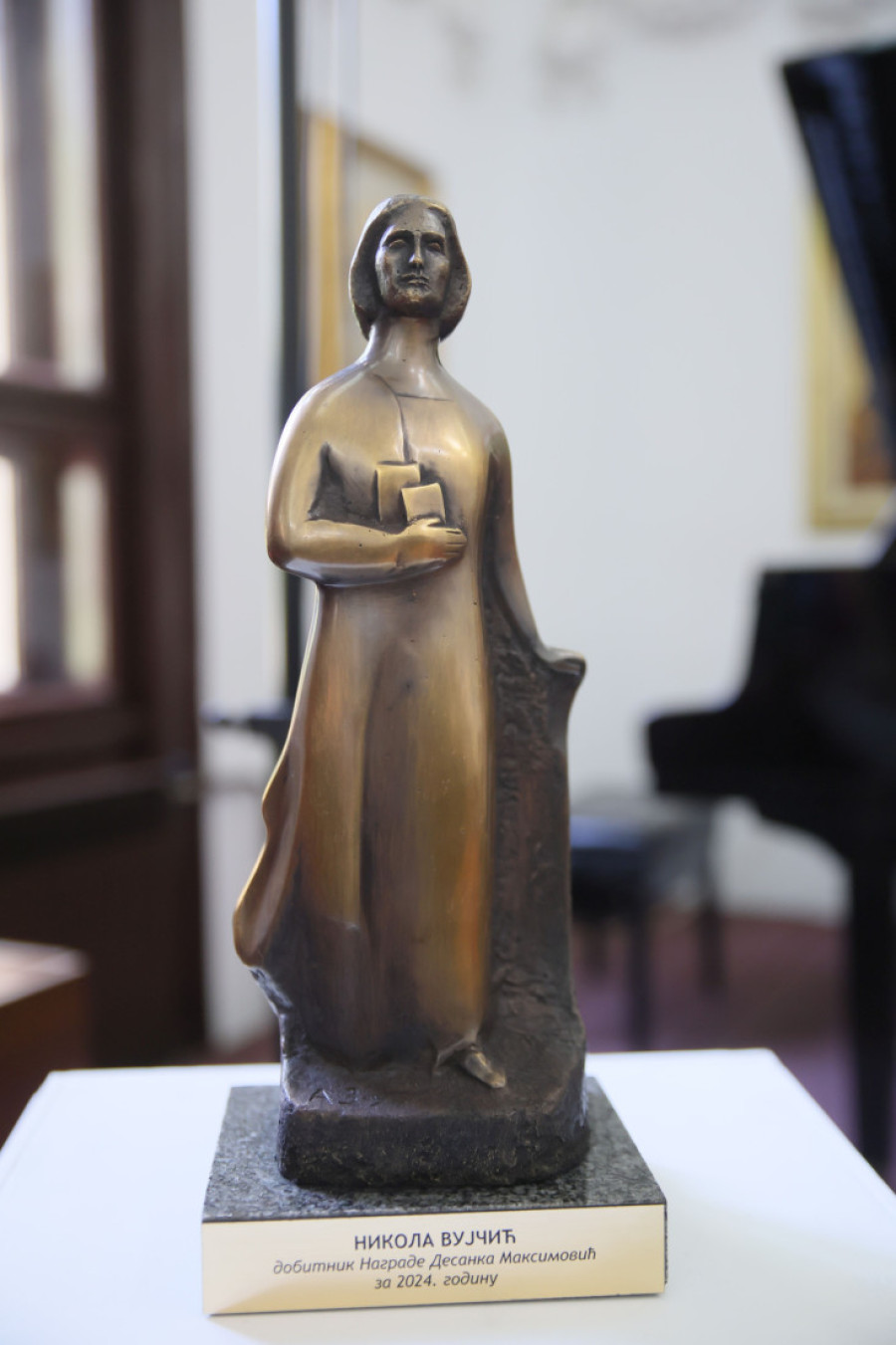 Nikola Selaković uručio pesniku Nikoli Vujčiću nagradu "Desanka Maksimović": Poezija je najbolji lek za svačiju dušu (FOTO)