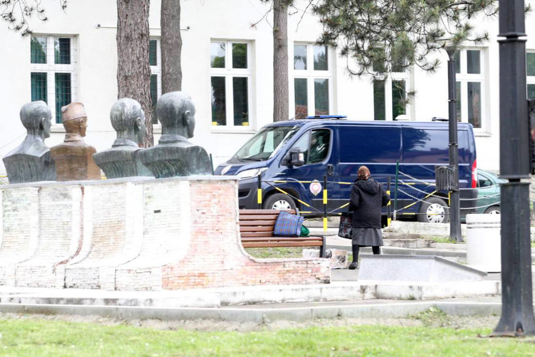 Radoslav stigao na opelo supruzi: Zatvorska marica dovezla pomagača ubice male Danke (FOTO/VIDEO)