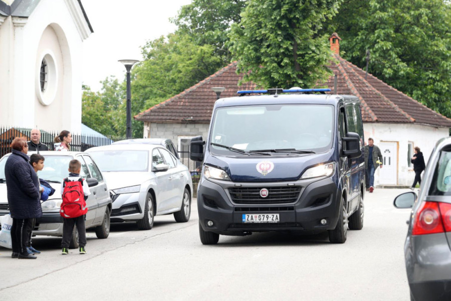 Sahranjena majka ubice Danke! Muž sa lisicama dočekao kovčeg, prvi odveden sa groblja