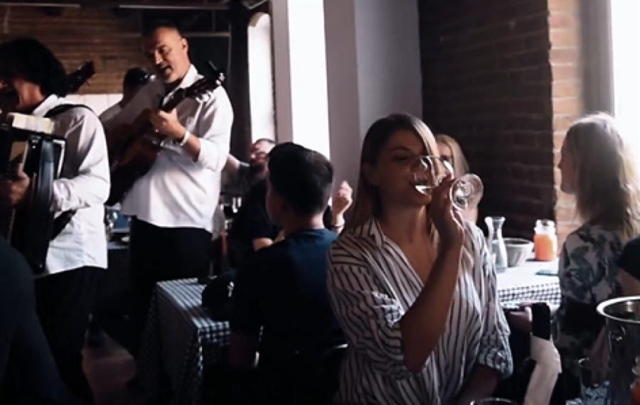 Skadarlija bogatija za još jednu kafanu! Nekada urbanom zdanju vraćen pravi beogradski duh: Trenutak istorije traje u "Beogradskoj mehani"