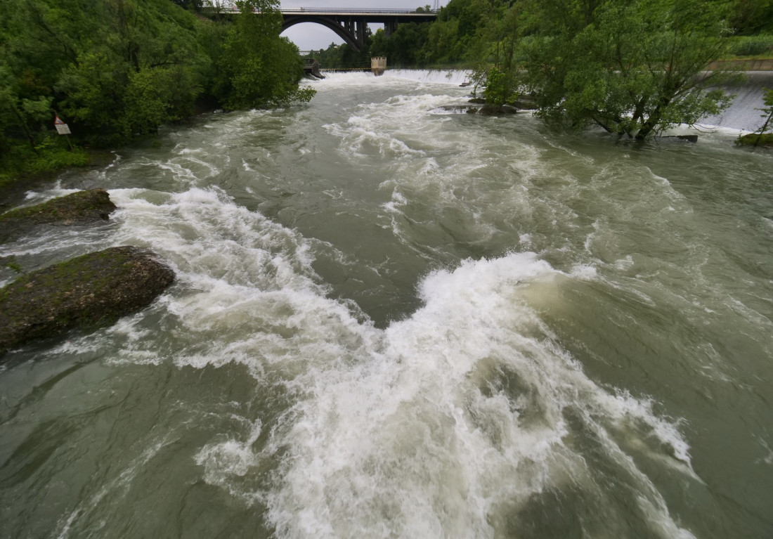 Automobili plutaju ulicama, vetar prevrnuo voz! Sever Italije pogodile velike poplave, jug zemlje pogodio toplotni talas (FOTO/VIDEO)