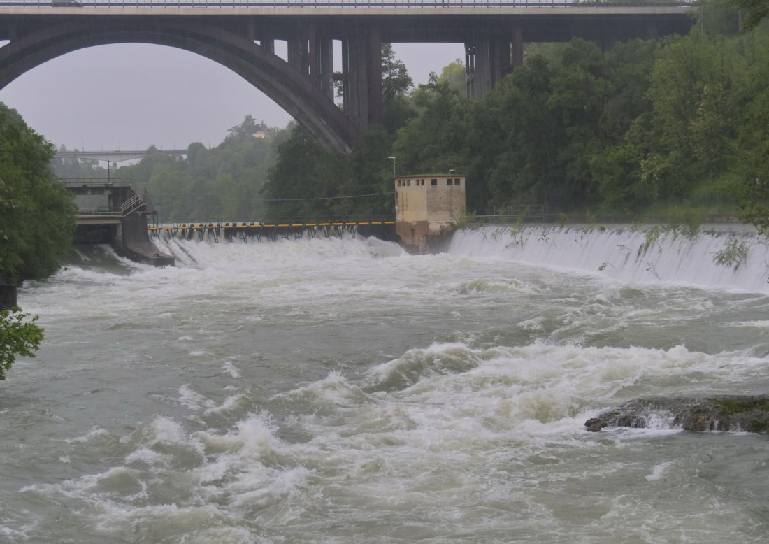 Automobili plutaju ulicama, vetar prevrnuo voz! Sever Italije pogodile velike poplave, jug zemlje pogodio toplotni talas (FOTO/VIDEO)