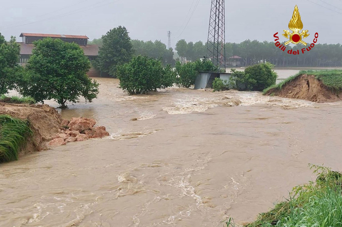 Automobili plutaju ulicama, vetar prevrnuo voz! Sever Italije pogodile velike poplave, jug zemlje pogodio toplotni talas (FOTO/VIDEO)