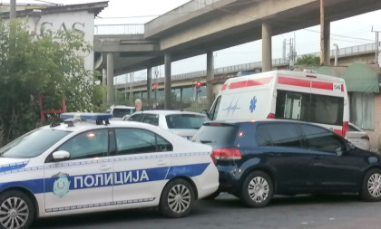 "Audi" se zakucao u banderu: Dvojica mladića povređena u silovitom udesu!