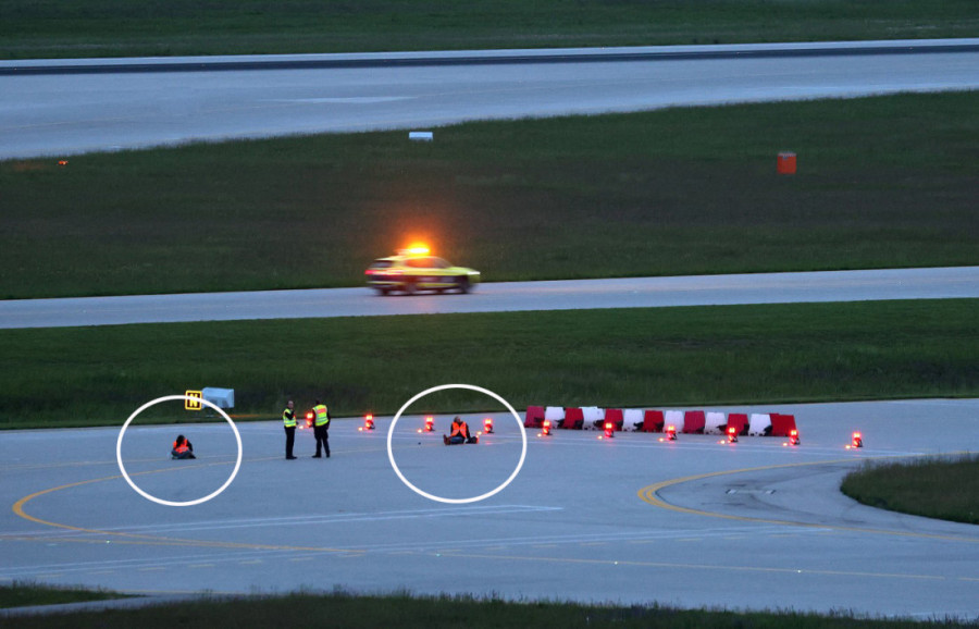 Drama u Minhenu: Klimatski aktivisti blokirali aerodrom, zalepili se za pistu