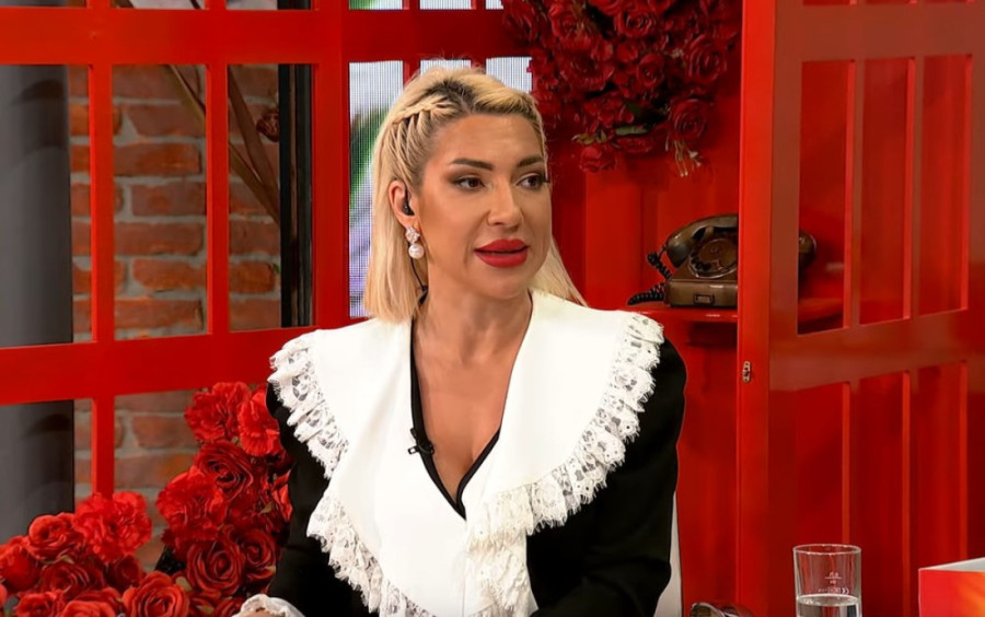 Na granici: Jovana Jeremić obukla mini-suknju, malo fali da otkrije sve (FOTO)