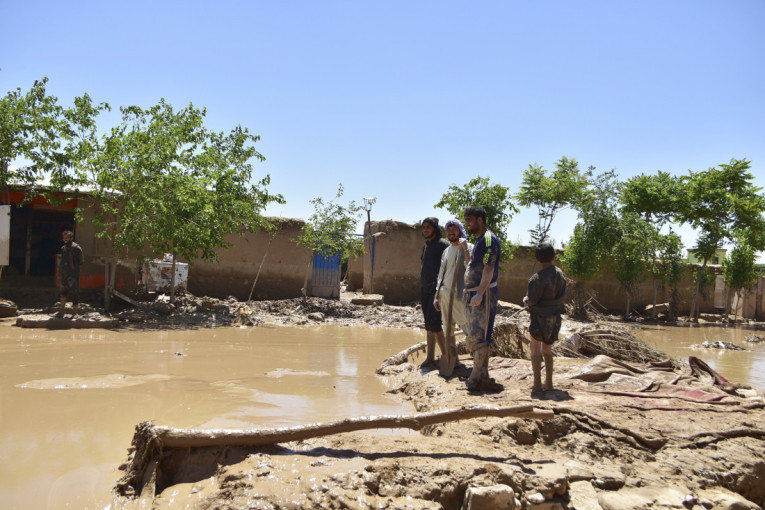 U poplavama u Avganistanu poginulo najmanje 50 ljudi: Voda rušila kuće kao od šale
