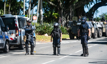 Stiglo hiljadu policajca, stanje na Novoj Kaledoniji mirnije: Demonstranti i dalje blokiraju puteve