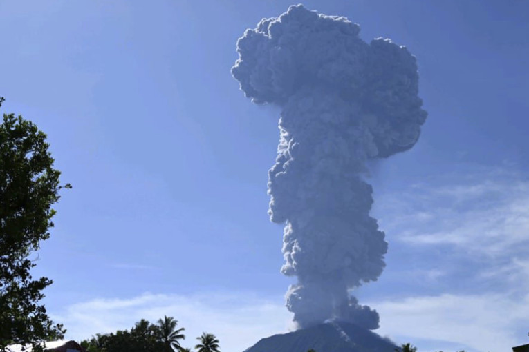 Erupcija vulkana Ibu, pepeo leti na visinu od četiri kilometra, evakuisani stanovnici okolnih sela