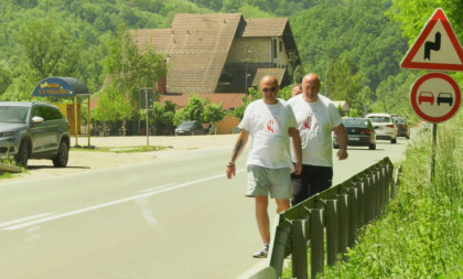 Igor, Novica i Ostoja krenuli peške od Romanije do Krfa: Dnevno prelaze oko 40 kilometara, a njihovo putovanje ima humanu misiju (VIDEO)