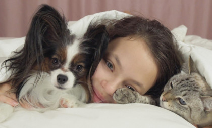 Ljubimci su sjajni kompanjoni tokom odrastanja: Pas ili mačka - šta je bolji izbor za vaše dete