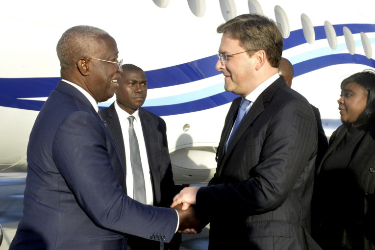 Premijer Gabona u poseti Beogradu, dočekao ga Selaković