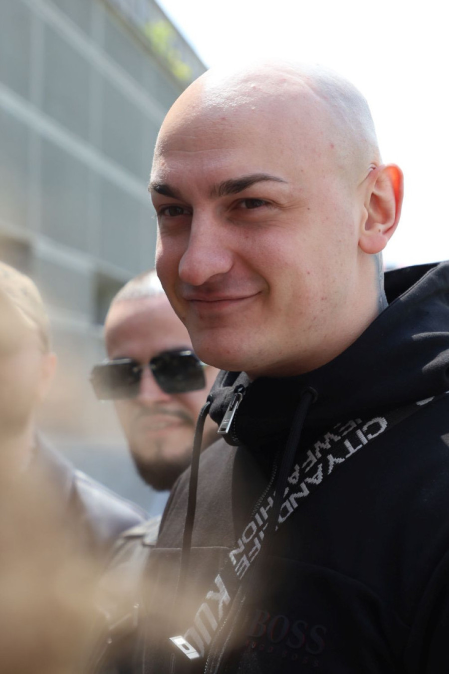 „Možda ne bi bilo okej da ja to uradim JK, ali bi joj se svidelo!" Desingerica, posle izjave pevačice da bi ga šamarala