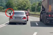 Viđali ste bahate vozače, ali ovi putnici su opasnost na putu: Izbacili noge kroz prozor automobila i divljaju u tunelu!