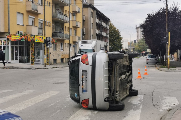 Kakva nezgoda u Užicu, prolaznici u čudu! Vozača "seata" šaht digao u vazduh