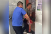 Potresne scene: Dvoje mrtvih i desetoro povređenih u napadu nožem u osnovnoj školi u Kini, deca krvava leže na podu