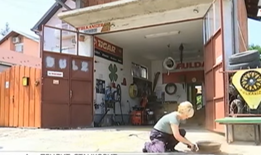 Jovanka već 11 godina sama radi kao vulkanizer: Ruke možeš da opereš kada se isprljaju, ali obraz ne!