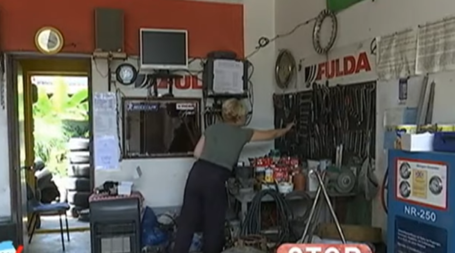 Jovanka već 11 godina sama radi kao vulkanizer: Ruke možeš da opereš kada se isprljaju, ali obraz ne!