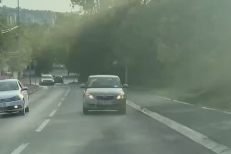Beogradskim ulicama "juri" još jedan nesavesni vozač! Posle vožnje u kontra-smeru, stigao novi bahati trend (VIDEO)
