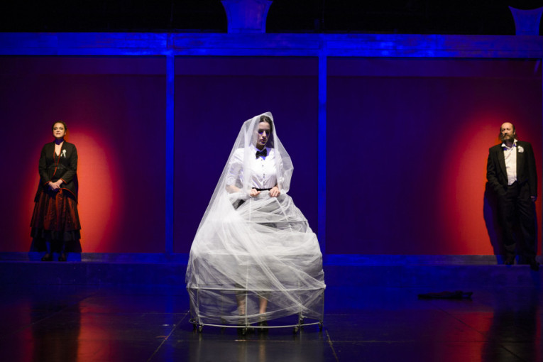 Šta bi trebalo da kažemo ženskoj deci dok ne bude kasno: Crnogorska drama "Šćeri moja" u Narodnom pozorištu (FOTO)