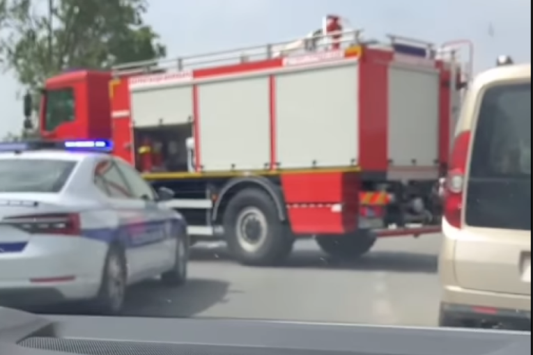 Prvi snimci teškog udesa kod Obrenovca: Vatrogasci sekli autobus da dođu do tela (VIDEO/FOTO)