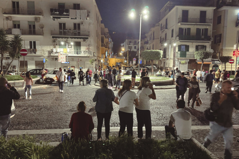 Italijani u panici! Čim je zatreslo izleteli iz domova, na ulici proveli noć (FOTO)