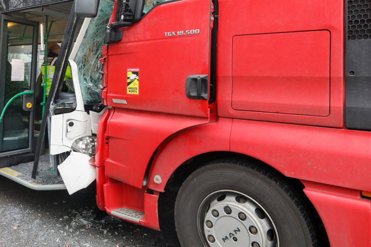 Kamiondžija bio drogiran! U nesreći kod Obrenovca poginuo vozač autobusa, a povređen 21 putnik