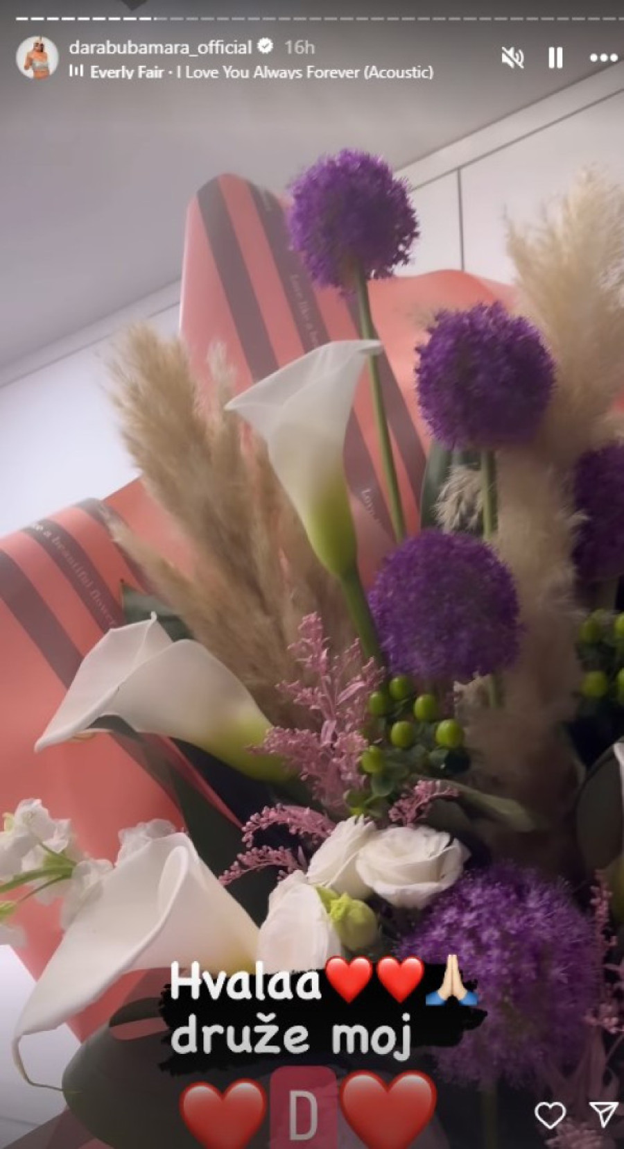 Dara Bubamara slavi rođendan: Posebna osoba joj donela buket, a ovako joj se obratio sin (FOTO)