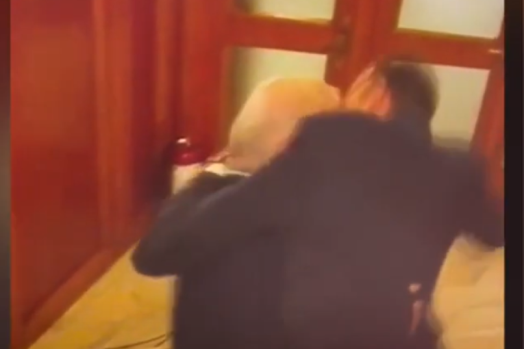 Poslanici se potukli u parlamentu: Kamera snimila skoro sve, jedna tvrdi da je udaren kolenom u glavu (VIDEO)