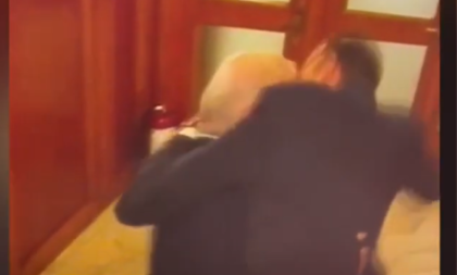 Poslanici se potukli u parlamentu: Kamera snimila skoro sve, jedan tvrdi da je udaren kolenom u glavu (VIDEO)