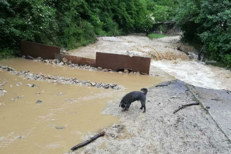 Proglašena vanredna situacija u Novom Pazaru: Obrušio se deo puta, reka Trnavica se izlila na mnoge puteve (VIDEO)