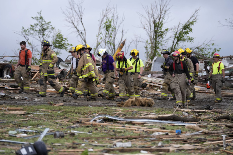 Potraga za preživelima i dalje traje: Tornado opustošio Ajovu, povređeno je oko 2.000 ljudi! (FOTO)