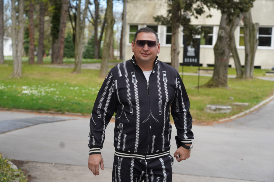Takija optužili da prodaje na buvljaku, a on poručio: "Ja sam milioner i vozim auto od 200.000 evra"