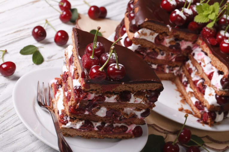 Raskošna nugat torta sa višnjama ne mora da čeka posebnu priliku: Uživajte u prefinjenom spoju lešnika, čokolade i višanja