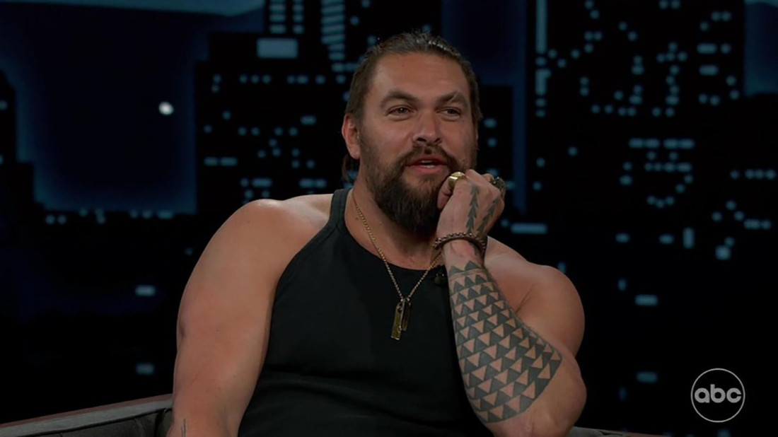 Ostao bez svog zaštitnog znaka! Džejson Momoa nakon 6 godina obrijao bradu! (VIDEO)