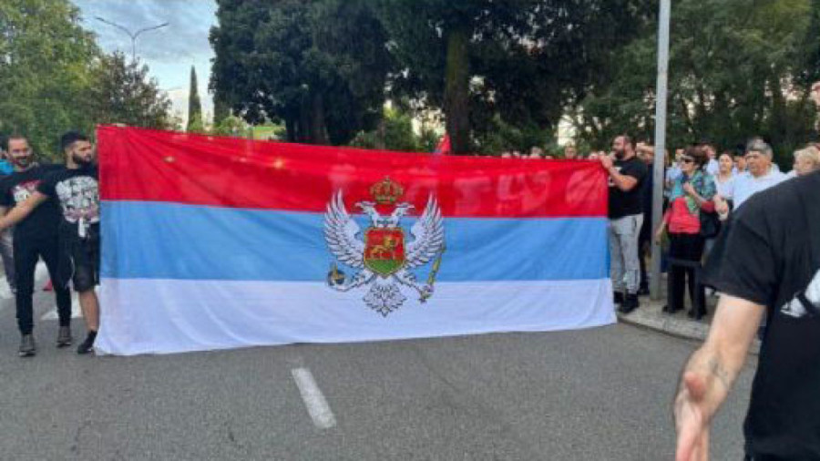 Crnogorci ispred zgrade Vlade prate glasanje o rezoluciji u GS UN: Nose zastave Srbije i kraljevine Crne Gore