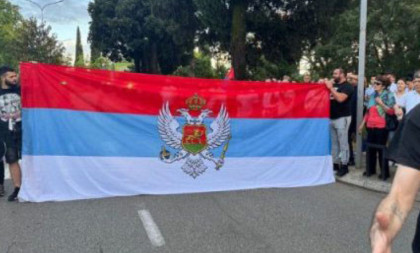 Crnogorci ispred zgrade Vlade prate glasanje o rezoluciji u GS UN: Nose zastave Srbije i kraljevine Crne Gore