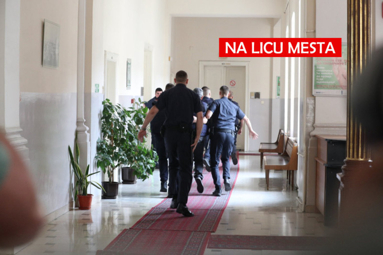 Haos u sudnici u Smederevu: Roditelji napali masovnog ubicu (FOTO/VIDEO)