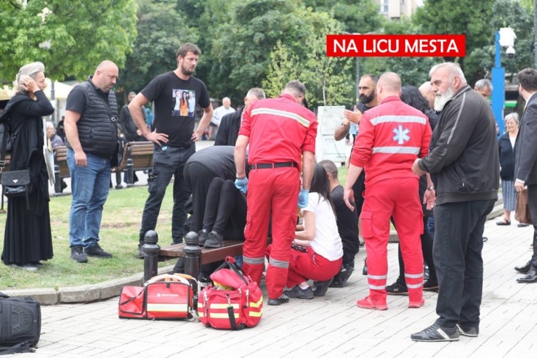 Nemile scene i na ulici: U Smederevu pozlilo majkama dvojice ubijenih momaka (FOTO/VIDEO)