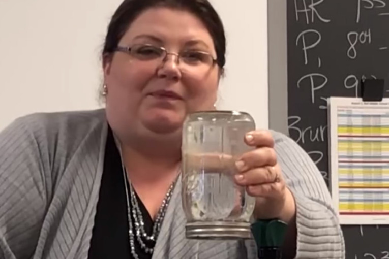 Nastavnica raspametila i đake i internet: Tegla puna vode je okrenuta naopako, ali ništa ne curi, znate li vi u čemu je caka? (VIDEO)
