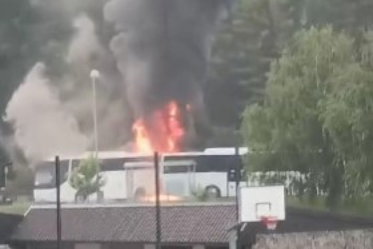 Zapalio se autobus koji je decu vozio na izlet: Vatra odjednom buknula (VIDEO)