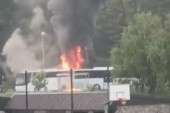 Zapalio se autobus koji je decu vozio na izlet: Vatra odjednom buknula (VIDEO)