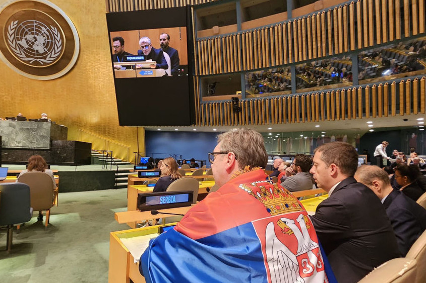 Niko na svetu mi neće uzeti moju zastavu! Predsednik Vučić se ogrnuo zastavom Srbije u UN!