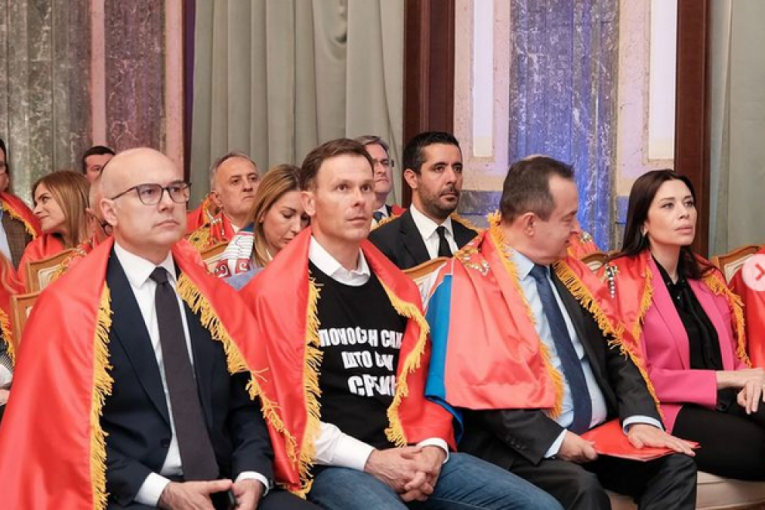 Vučević i članovi vlade ogrnuli trobojke, pa uputili snažnu poruku Vučiću: "Sloga biće poraz vragu! Uvek slobodni i nikada poraženi"