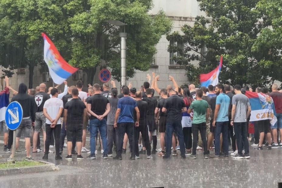 Neverovatne slike iz Podgorice, kiša pljušti, a srpske zastave ne prestaju da se vijore na protestu! Suze u očima i neverica: "Izdaja"