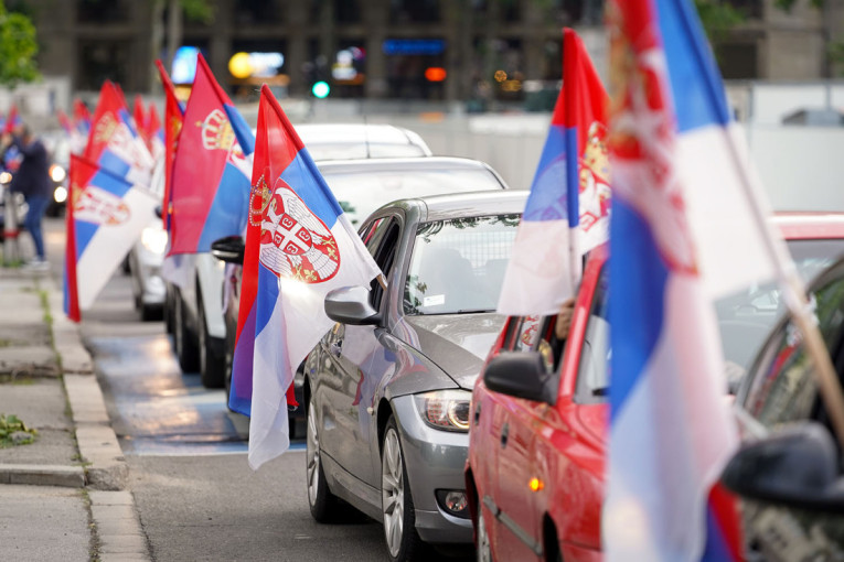 Beograđani izašli na ulice posle izglasane rezolucije! Kolone vozila sa srpskim zastavama kao podrška predsedniku Vučiću (FOTO/VIDEO)