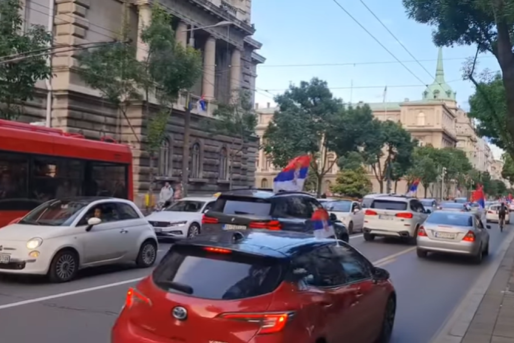Beograđani izašli na ulice posle izglasane rezolucije! Kolone vozila sa srpskim zastavama kao podrška predsedniku Vučiću (VIDEO)