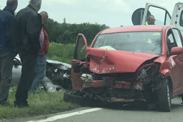Težak udes kod Mladenovca: Automobili smrskani, jedan završio na livadi