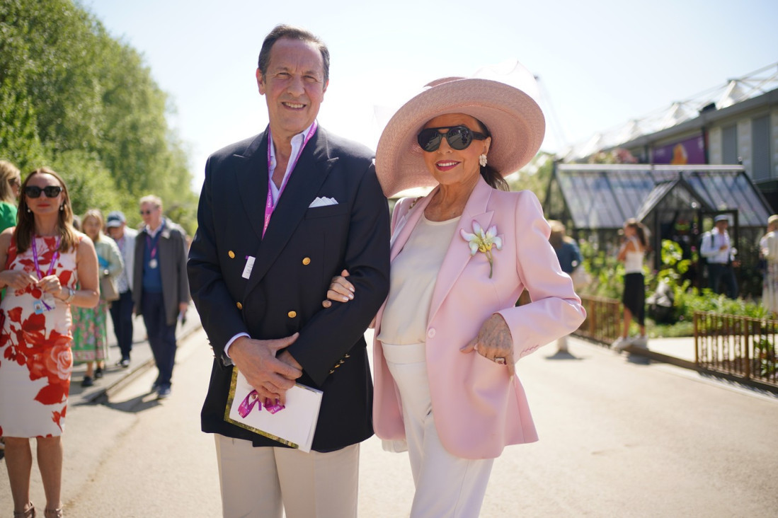 Legendarna Džoan Kolins snima u 92. godini: Pogledajte prve fotografije iz filma u kom igra skandaloznu vojvotkinju od Vindzora (FOTO)